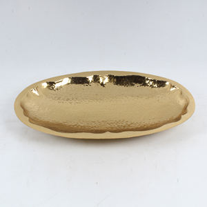 Bandeja de servicio chapada en oro de aluminio de diseño martillado con bandeja de servicio de contorno de diseñador sin asas - Product Image 2