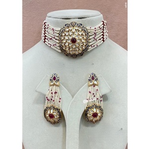 Conjunto de collar de perlas de Gargantilla Kundan de oro tradicional con pendientes accesorio de boda de lujo para mujeres y niñas - Product Image 1