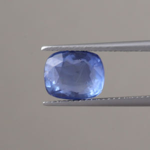 พลอยไพลินสีน้ำเงินธรรมชาติ รับรองโดย IGI ขายส่ง |   ทรงคุชชั่น 10x8 มม. |   อัญมณีไพลินสีอ่อน 4.93 กะรัต สำหรับทำเครื่องประดับ | - Product Image 1