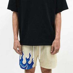Vente en gros de vêtements décontractés pour hommes sur mesure Nouveau short en maille respirante à la mode avec motif solide et poches avec logo Teint uni - Product Image 3