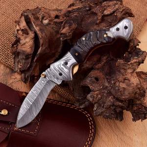 Navaja de Bolsillo Plegable de Damasco de Alta Calidad, Personalizable OEM, con Cuerno de Carnero y Funda de Cuero, Hecha a Mano - Product Image 4