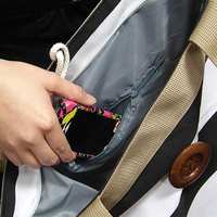 Tas Fashion Berlapis Kain Kanvas dengan Ritsleting/Bukaan Terbuka, Warna Solid, Garis Horizontal, Portabel dengan Hiasan Rantai