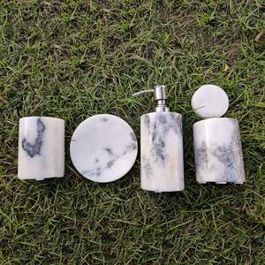 Juego de herrajes para baño de cuatro piezas de mármol blanco brillante, Material de resina con logotipo personalizable para regalo de baño, diseño infantil en caja - Product Image 3