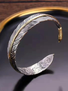 Brazalete de Metal de Estilo Clásico que Combina con Looks Tradicionales y Contemporáneos con un Diseño Atemporal - Product Image 3