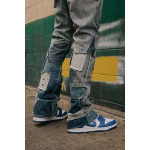 กางเกงยีนส์ทรงสลิมฟิต รุ่น B424 แต่งแพทช์ ปลายขาบาน ผ้าฝ้าย 100% สีฟ้าวินเทจ - Product Image 4