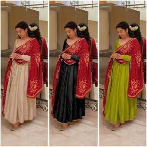 Robe décontractée réversible en mousseline de soie élégante de créateur avec bordure en dentelle, ensemble trois pièces comprenant un dupatta imprimé Bandhani pour les fêtes - Product Image 6