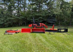 Tractor de Ruedas 4x4 Compacto con Motor de 233 HP y Caja de Cambios para Uso Agrícola - Product Image 5