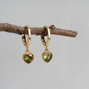 Boucles d'oreilles à clous en argent sterling 925 plaqué or 14 carats avec charme en forme de cœur vert olive, serti en bélière, bijoux vintage - Product Image 2