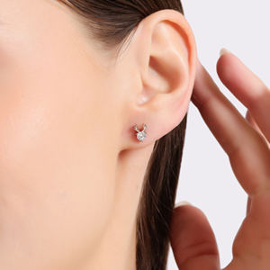 Boucles d'oreilles en bois de renne festif en argent sterling avec centre CZ étincelant de 4mm pour les looks de bijoux de mode d'hiver de vacances - Product Image 1