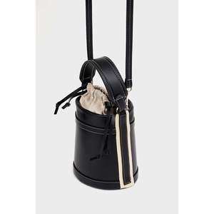 Bolso Tipo Cubo de Cuero Vegano Voler con Costuras en Contraste, Bolso de Mano y Bandolera Elegante para Mujer, Versátil para Uso Diario - Product Image 1
