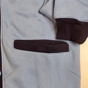 Pull en acrylique tricoté à la machine pour femme, couleur unie, avec patchs brodés, manches longues, boutons, personnalisable, respirant, idéal pour les sororités. - Product Image 2