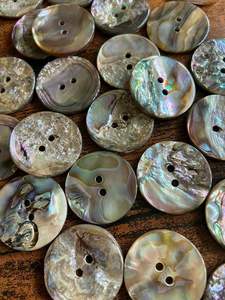 BOUTONS EN NACRE NATURELLE/QUALITÉ D'EXPORTATION EN GROS/PRÊT À L'EMPLOI POUR LES FABRICANTS DE VÊTEMENTS - Product Image 5