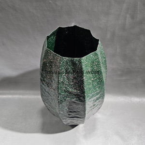 Vase en métal vert texturé de qualité supérieure avec forme ovale à facettes unique idéal pour la décoration intérieure élégante ou les centres de table d'événement - Product Image 4