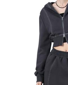 Sweat-shirt à capuche zippé court noir personnalisé pour femme, manches longues, avec surpiqûres contrastées, style streetwear décontracté, haut tendance - Product Image 4