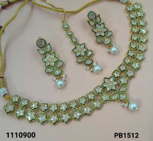 Collier ras du cou indien fantaisie traditionnel et à la mode couleur or Kundan perle boucles d'oreilles ensemble avec Mangtikka pour femmes et filles - Product Image 2