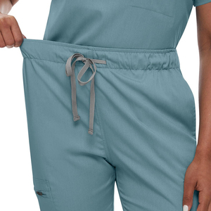 Uniforme médico cómodo con top clásico y pantalones, diseñado para profesionales de la salud en turnos largos. - Product Image 5