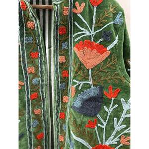 Chaqueta de Manga Larga de Terciopelo Bordada a Mano con Diseño de Melocotón de Bosque Otoñal, Estilo Prairie Chic Ecológico, Colección Gulbadan - Product Image 5