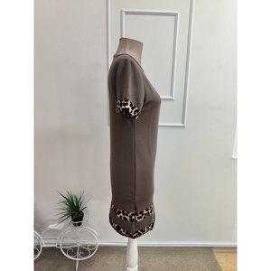 Vestido Corto Modal para Mujer, Cuello Redondo, Manga Corta, Detalle de Rayas de Leopardo, 35125 - Café con Leche - Product Image 5