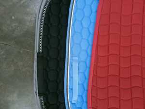 Tapis de selle élégant et respirant pour dressage de chevaux avec haut flétrissement, rembourrage matelassé doux et sangles de circonférence sûres pour une utilisation équestre - Product Image 5