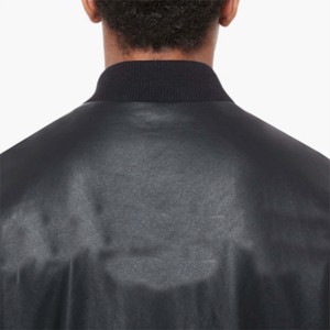 Blouson aviateur en cuir noir Boxy coupe courte avec cuir végétalien de qualité supérieure et construction durable - Product Image 6