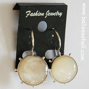 Pendiente de plata con corte de fregona SEASHELL JEWELRY Pendiente de plata con motivo redondo blanco - Product Image 1