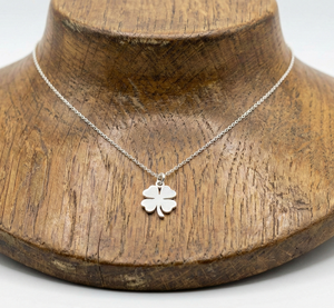 Collar con Colgante de Trébol Minimalista Moderno de Rudra Gems, Chapado en Oro de 14K, Cadena de Plata de Ley, Unisex, Regalo para Navidad - Product Image 6