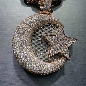 Colgante Clásico con Diseño Lunar, Moissanita VVS que Brilla en la Oscuridad, Chapado en Oro de 14K y Rodio, Joyería Hip Hop Personalizada - Product Image 2
