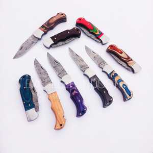 Damas personnalisé fait à la main multifonctionnel survie en plein air couteau pliant manche en bois d'olivier couteau de poche avec étui en cuir - Product Image 1