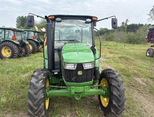 Tracteur agricole John Deere 5055E 4WD à transmission par engrenages avec moteur de 75 CV et pompe de boîte de vitesses 2023 - Product Image 2