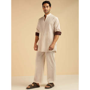 Ensemble coordonné en coton blanc uni pour homme Amanush, kurta avec détail de poignets rouges et pantalon longueur cheville, tenue décontractée d'été, ensemble 2 pièces - Product Image 4