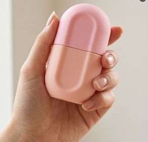 Premier rouleau de glace en silicone anti-fuite au monde pour le visage, masseur facial réutilisable, outil de soin de la peau pour réduire les gonflements et rafraîchir, pour les soins quotidiens - Product Image 1