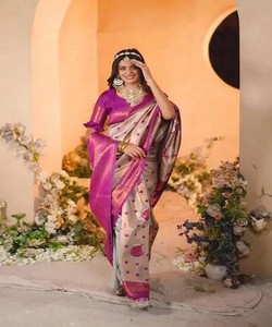 SAREE DE TRAVAIL DE TISSAGE ZARI EN SOIE BANARASI MODERNE AVEC BLOUSE NON COUCHÉE VÊTEMENT DE RÉCEPTION PRIX DE GROS TISSU SAREE ETHNIQUE DE VÊTEMENT - Product Image 1