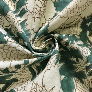 Tissu en coton imprimé à la main, motif floral classique indien Mughal en vert sarcelle et ivoire - Product Image 1