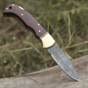 Couteau de chasse pliant haut de gamme en acier Damas OEM, lame artisanale, manche en bois de rose, anse en laiton, pour camping et dépeçage en extérieur - Product Image 4