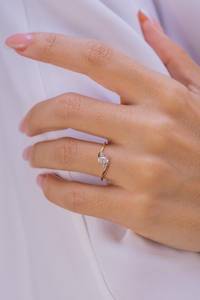 Anillo minimalista de tres piedras de diamante de corte ovalado cultivado en laboratorio, anillo de fiesta de compromiso fino de oro de 14 quilates para regalo de novia, aniversario - Product Image 5