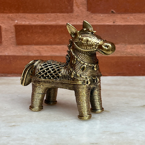 Une collection diversifiée de figurines tribales et divinités, mettant en valeur la gamme de l'art Dhokra. Disponible aux prix de gros. - Product Image 2