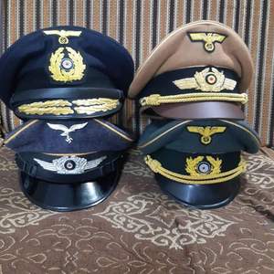 Collection de casquettes allemandes de la Seconde Guerre mondiale, spécifiquement des casquettes de la Luftwaffe (Force Aérienne) et de la Kriegsmarine. - Product Image 1