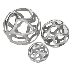 Bola de esfera de aluminio Los objetos decorativos de plata se muestran en una escultura pulida moderna de superficie de madera oscura con una pila - Product Image 2