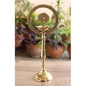 Support en laiton IndianArtVilla pour Diya avec design Kerala+Mor Kiran+3 Deepak - Product Image 2