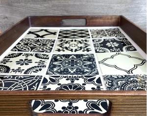 Plateau de service en bois émaillé floral noir et blanc exquis poignées décoratives en bois durable pour un décor à la maison élégant - Product Image 1