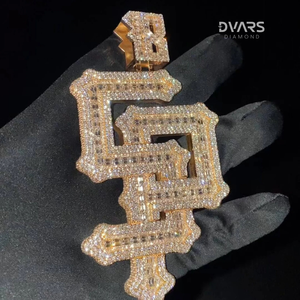 จี้เพชรแบบกำหนดเองทรงตัวอักษรสำหรับผู้ชาย คุณภาพ VVS ทรงเหลี่ยมบริลเลียนท์ สไตล์ฮิปฮอป ผ่านการทดสอบเพชร ชุบทองคำแท้ เงินสเตอร์ลิง - Product Image 4