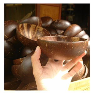 Tazón de cáscara de coco elaborado con un cuidadoso proceso de pulido para garantizar su uso a largo plazo como vajilla o para arreglos decorativos. - Product Image 1