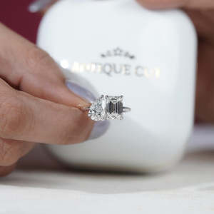 Toi et Moi แหวนหมั้นเพชรมรกตและลูกแพร์ในทองคำขาวที่ได้รับการรับรอง - Product Image 6