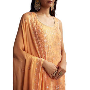 Traje Sharara de Seda Georgette Naranja de Diseño, Corte Ajustado, con Kurta y Dupatta Bordados para Mujer, Ropa Moderna para Bodas, Fiestas y Eventos Festivos - Product Image 2