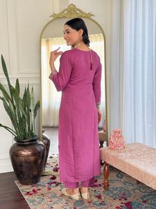 Ensemble de vêtements ethniques pour femmes, Kurti en soie Chanderi de designer indien pakistanais avec pantalon et dupatta, pour les occasions de fête, de mariage, décontractées, de travail ou formelles - Product Image 3