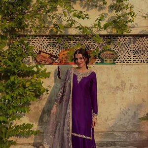 Chinon pur de travail de concepteur lourd avec haut de travail brodé à séquence lourde et palazzo avec organza imprimé et bordure en dentelle Dupatta - Product Image 1