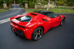 เฟอร์รารี่ SF90 สไปเดอร์ คอนเวอร์ทิเบิล ปี 2022 เกียร์อัตโนมัติ เบาะหนัง ไฮบริด เทอร์โบ รับรองคุณภาพ สภาพดี ใช้งานน้อย - Product Image 2