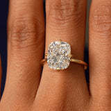 Bague de fiançailles solitaire opulente en or 14K avec diamant de laboratoire taille coussin, 5.05 carats total, couleur E-F, clarté VS, certifiée IGI - Product Image 4