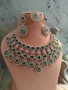 ชุดสร้อยคอและต่างหูแบบโชคเกอร์ประดับเพชรแบบอเมริกัน สีเขียวมรกต สไตล์อินเดีย บอลลีวูด ฮอลลีวูด สำหรับงานแต่งงาน เครื่องประดับทองสำหรับเจ้าสาว เหมาะสำหรับเป็นของขวัญ - Product Image 2