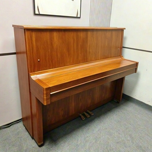 Piano Vertical Yamaha W109B, Color Marrón Japonés, Usado, Piano Acústico, Diseño Clásico Elegante, Excelente Tocabilidad, Tono Cálido y Rico - Product Image 2
